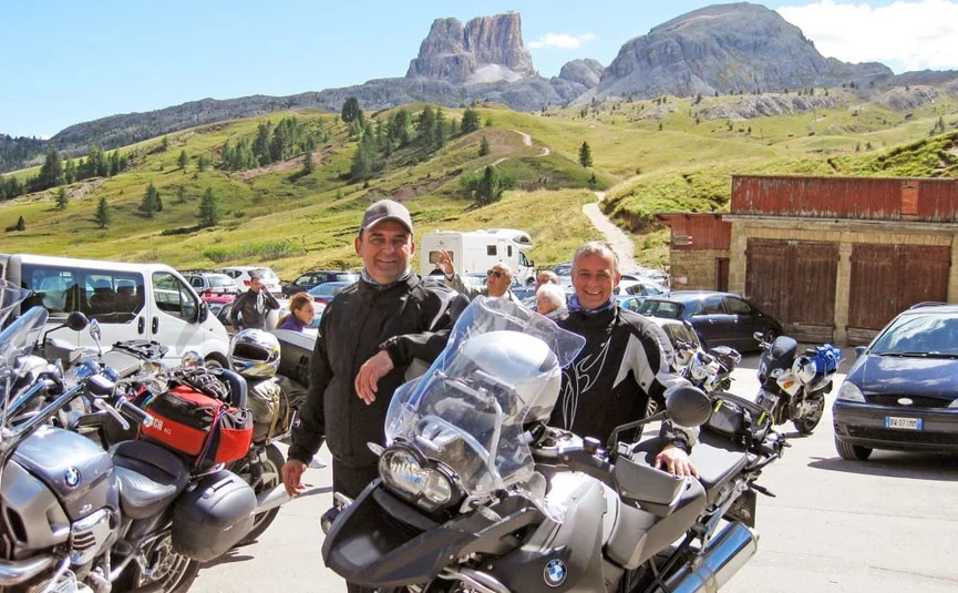 2 Nächte Kurvenkönig Special ab € 244,- pro Person Twee mannen met motoren in bergachtig gebied op een zonnige dag