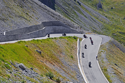 Dolomiten - Kriegerrunde Motorradfahrer und Radfahrer auf kurviger Bergstraße
