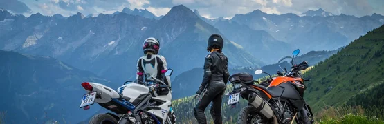 23 Hotel Sonnleiten: Zillertaler Höhenstraße en Schlegeis Twee motorrijders kijken naar berglandschap onder bewolkte hemel