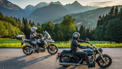 Gailtal – Karnische Alpen © Moppetfoto.de Zwei Motorradfahrer auf Bergstraße mit Alpenkulisse bei Sonnenuntergang