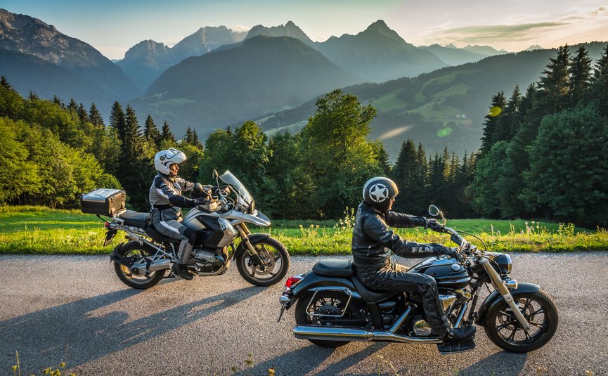 Motorradurlaub im Gailtal und den Karnischen Alpen © Moppetfoto.de Zwei Motorradfahrer auf Bergstraße mit Alpenkulisse bei Sonnenuntergang