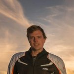 Motorradurlaub im SalzburgerLand © Moppetfoto.de Mann steht neben KTM-Motorrad bei Sonnenuntergang in den Bergen