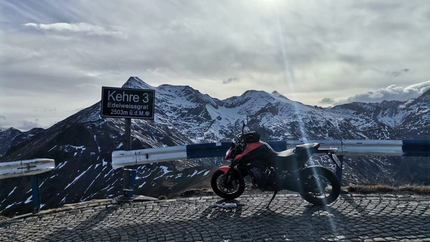 Großglockner - Felbertauern Tour Motorrad steht am Kehre 3 auf 2503 m mit Blick auf schneebedeckte Berge