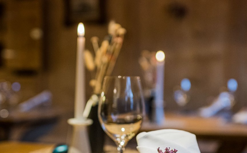 MOAR'S Hotel ***S © Harald Wisthaler Festlich gedeckter Tisch mit Weinglas und Serviette mit Trockenblumen