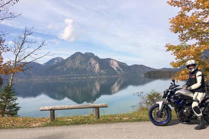 Sonnleiten 4: Bad Tölz, Kesselberg, Kochelsee, Walchensee Motorradfahrer an See mit Bergspiegelung und Herbstbäumen