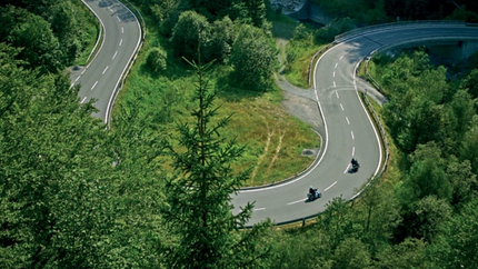 Lesachtal & Tolmezzo Kurvige Bergstraße mit zwei Motorrädern umgeben von grünen Bäumen