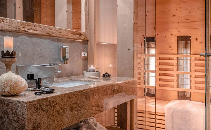 Cristallo Sport & Wellness Hotel **** © Andrea Acler Gemütliches Badezimmer mit Holzsauna und Steinwaschbecken