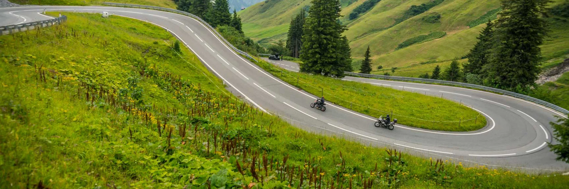 Schönauer Hof *** © Moppetfoto.de Kurvige Bergstraße mit zwei Motorradfahrern und grünen Hügeln