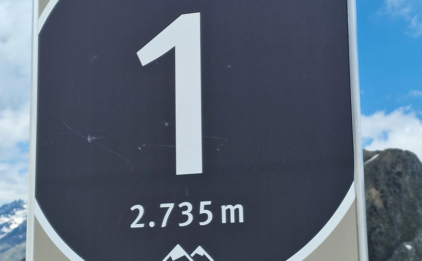 MoHo Schönauer Hof Tour 5 Kaunertal Glacier Variant 2 Hairpin turn 1 sign at 2735 m in Kaunertal Alps