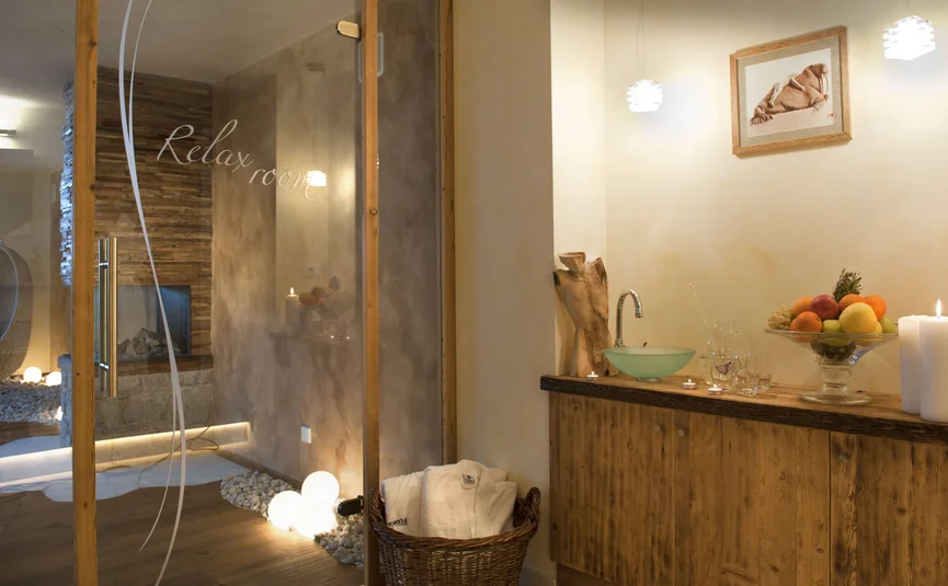 Relaxation room with candles, fruit bowl, and calm ambiance