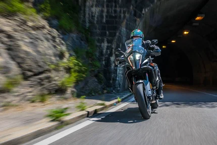 Allgäu © Moppetfoto.de Motorrijder rijdt door een tunnel naast een rotswand