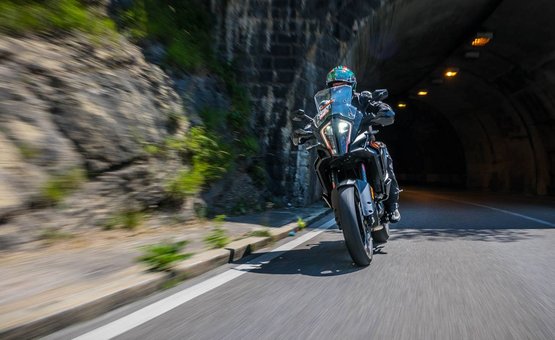 Motorradurlaub in Bayern © Moppetfoto.de Motorradfahrer fährt in einem Tunnel an Felswand vorbei
