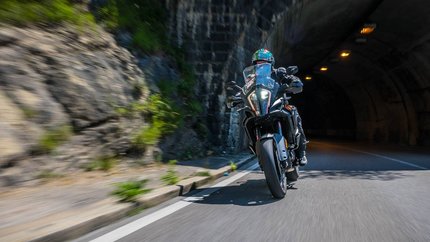 Allgäu © Moppetfoto.de Motorradfahrer fährt in einem Tunnel an Felswand vorbei