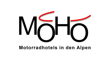 Geschichte der MoHo's Logo von MoHo Motorradhotels in den Alpen mit roter Motorradkontur