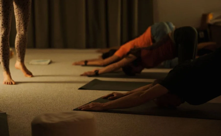 Menschen machen Yogaübungen in einem gedämpften Raum