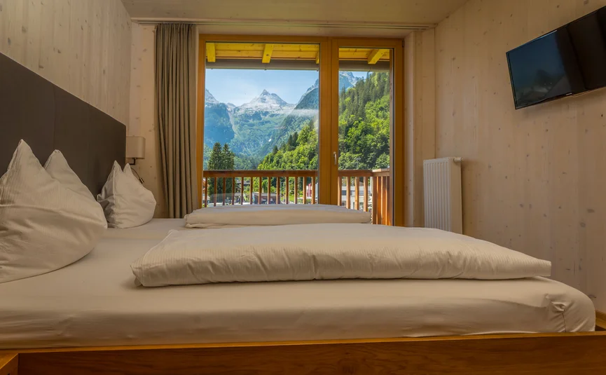 Ski- & Motorradhotel Eva-Marie *** © Moppetfoto.de Gemütliches Zimmer mit Doppelbett und Bergblick vom Balkon