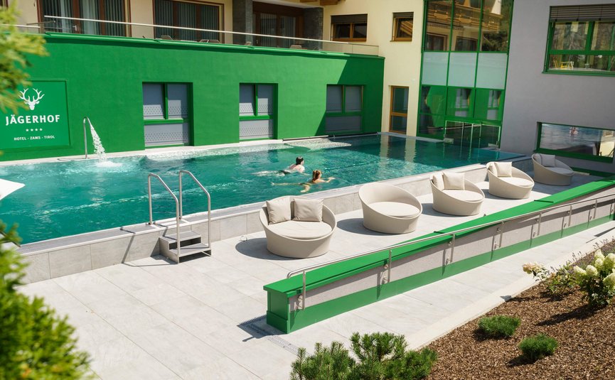 Hotel Jägerhof **** © Florian Scherl Außenpool mit Schwimmern und Sitzbereichen im Hotel Jägerhof Tirol
