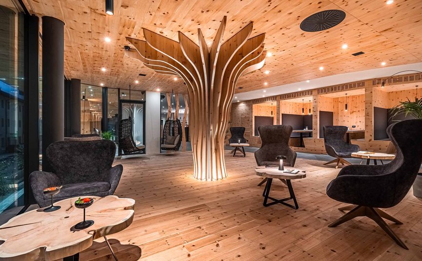 Moderner Sitzbereich mit Holzdesign und organischer mittlerer Skulptur