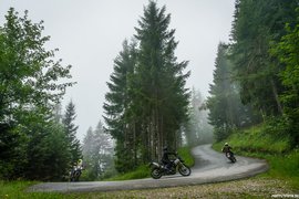 Motorvakantie in het Zillertal - Alpenroute Gerlos © Moppetfoto.de Motorrijders rijden op een kronkelende bergweg door mistig bos