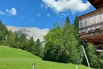 Sonnleiten 2: Bergdoktor & Soko Kitz Runde Grüner Berghang mit Wald und Wolkenhimmel neben Holzhütte