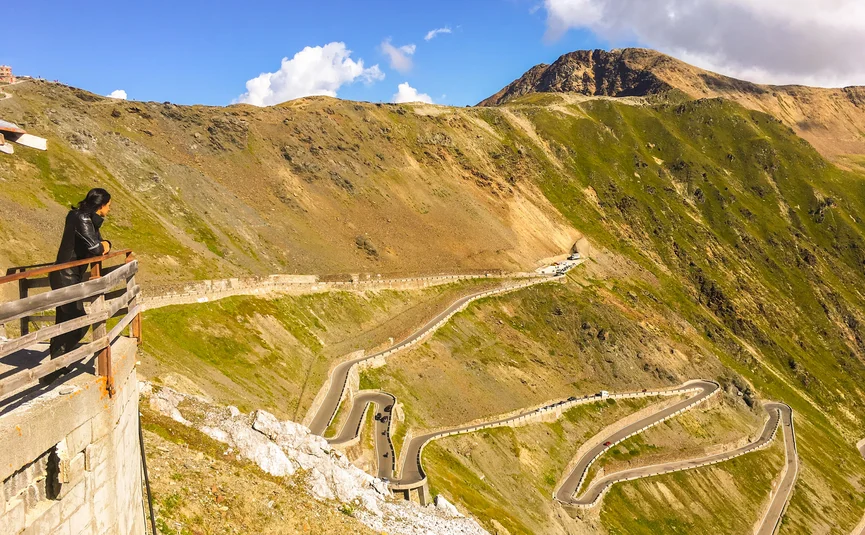 18 Hotel Sonnleiten: Stelvio Pass XXL (alleen voor km-eters) Persoon kijkt naar kronkelende bergweg met bergen en blauwe lucht