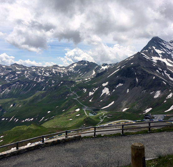 Berglandschaft mit schneebedeckten Gipfeln und gewundener Straße