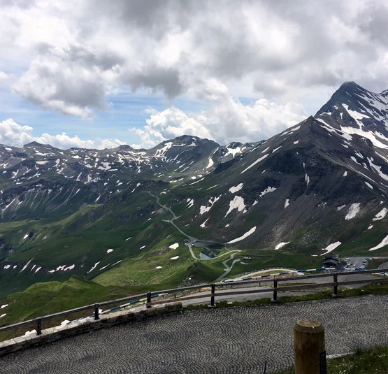 Berglandschap met besneeuwde toppen en kronkelende weg