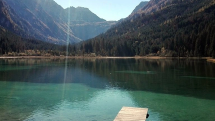 Jägerseetour Tour 6 Holzsteg an klarem Bergsee mit bewaldeten Bergen im Hintergrund