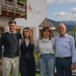 Motorbike holidays in South Tyrol and the Dolomites © Upscale Family photo in front of a house with mountains in the background
