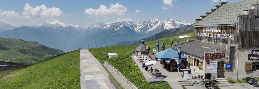 CASA MOHO Saint-François-Longchamp ***S Bergrestaurant met terras en uitzicht op besneeuwde bergen bij heldere lucht