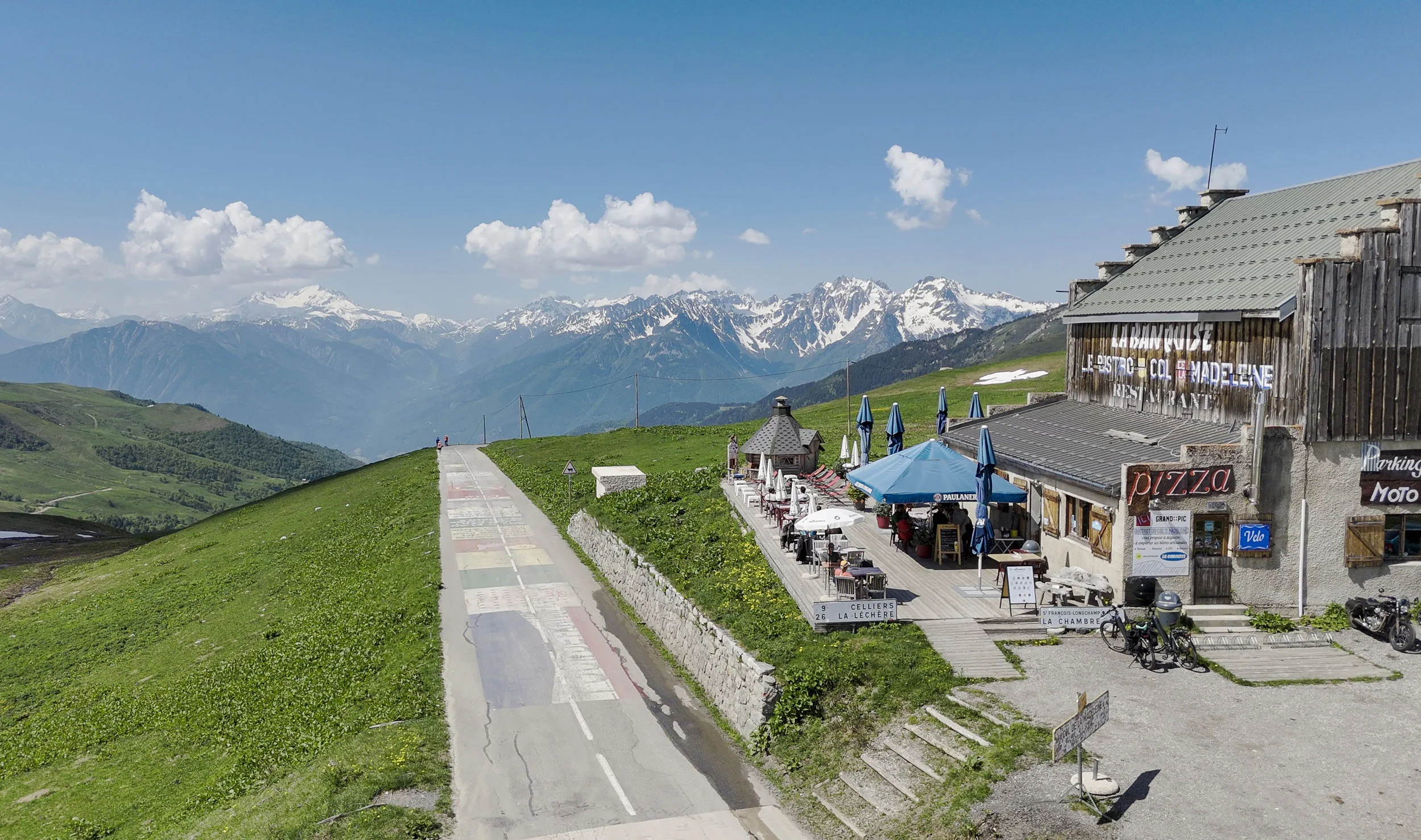 Bergrestaurant met terras en uitzicht op besneeuwde bergen bij heldere lucht