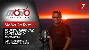 Mann mit Brille vor Sonnenuntergang, MoHo Motorrad Hotels Logo und Text