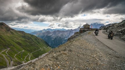 Reschensee – Stilfserjoch – Vinschgau © Moppetfoto.de Motorradfahrer auf kurvenreicher Bergstraße mit dramatischem Himmel