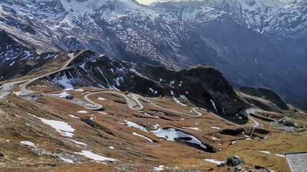 Großglockner Tour klassisch Tour 4 Serpentinenstraße in schneebedeckten Alpen mit Bergen im Hintergrund