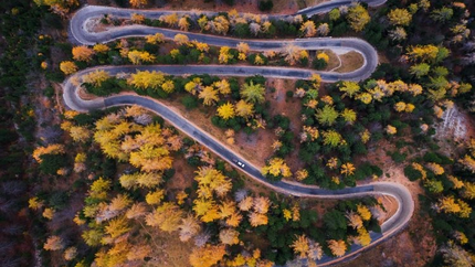 3 Länder Tour Luftaufnahme einer kurvigen Straße durch einen herbstlichen Wald