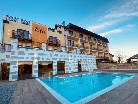 Wohlfühlhotel Rockenschaub © Wohlfühlhotel Rockenschaub Liebenau Hotel building with outdoor swimming pool under clear sky