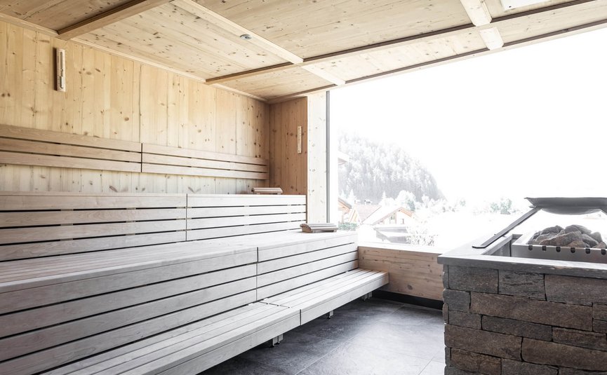 Motorrad- & Spa Hotel Traube Post am Reschensee **** © Theiner Karl-Heinz & Co KG Leere Holzsauna mit Aussicht auf Berge und Häuser