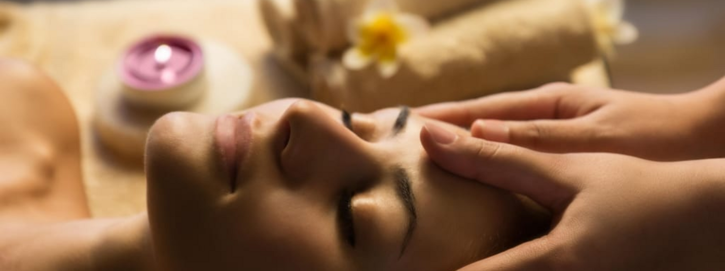 Kurzabstecher für Erholungsjäger - 3 Nächte Frau erhält entspannende Gesichtsmassage im Spa