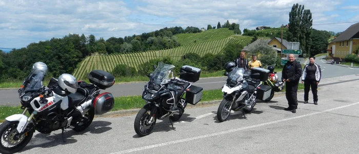 Grenzgebiet Oststeiermark-Südburgenland © Leberzipf Didi Motorradfahrer mit drei Motorrädern auf Landstraße vor grünen Hügeln
