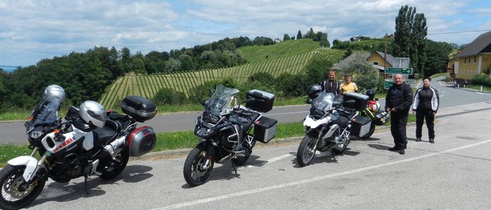 Grenzgebiet Oststeiermark-Südburgenland © Leberzipf Didi Motorradfahrer mit drei Motorrädern auf Landstraße vor grünen Hügeln