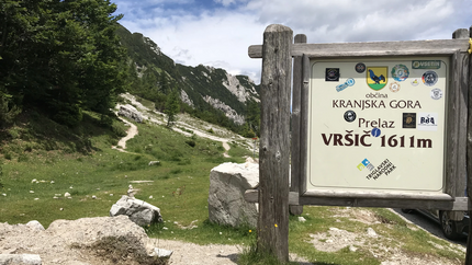 Auf Cremeschnitte und Kurven nach Slowenien Wegweiser am Vršič Pass in den Bergen bei Kranjska Gora
