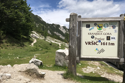 Auf Cremeschnitte und Kurven nach Slowenien Wegweiser am Vršič Pass in den Bergen bei Kranjska Gora