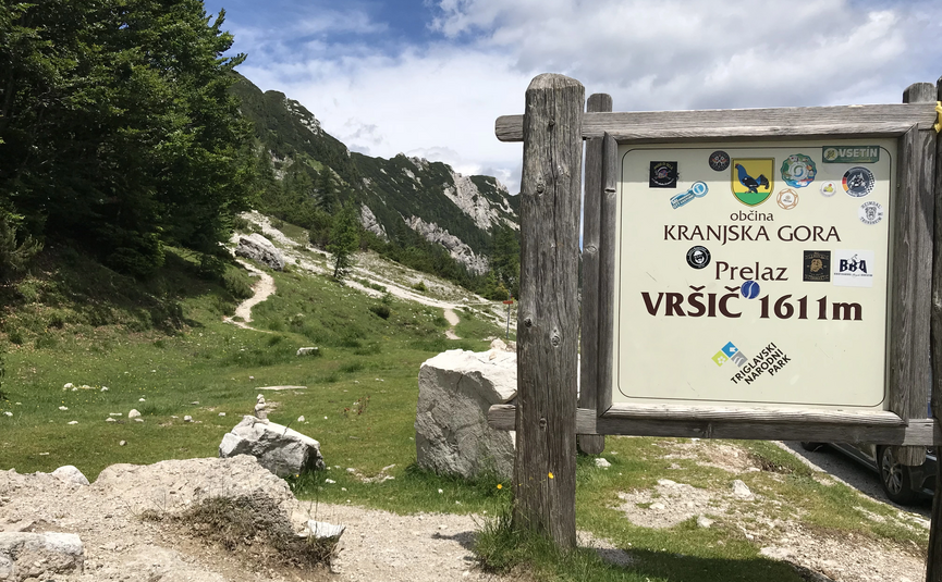 Wegweiser am Vršič Pass in den Bergen bei Kranjska Gora