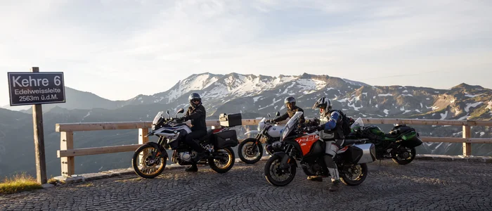 Motorvakantie in SalzburgerLand © Jörg Künstle Drie motoren met rijders op bergweg bij bocht 6 Edelweissleite