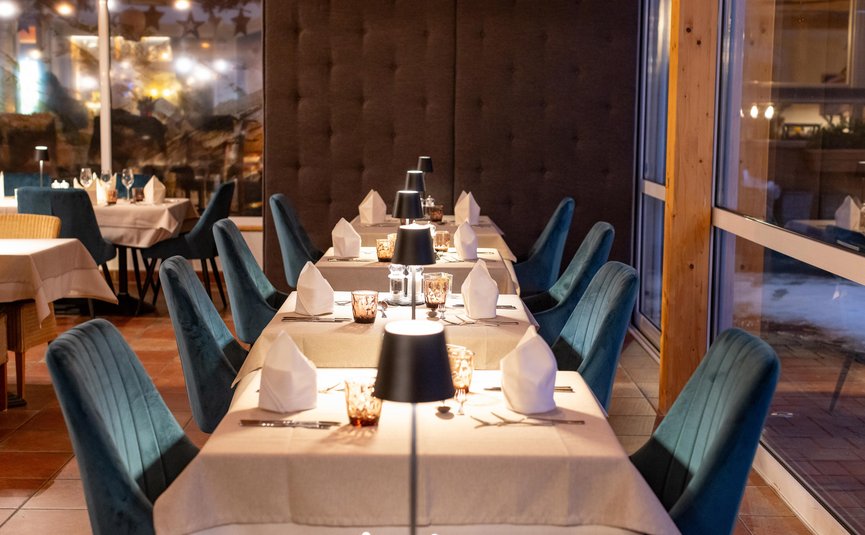 Eleganter Tisch mit blauem Stuhl und eingedecktem Tisch im Restaurant