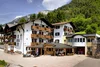 Sammelanfragen © Albergo Panorama Hotelgebäude mit Balkonen und Motorrädern vor Bergwald im Hintergrund