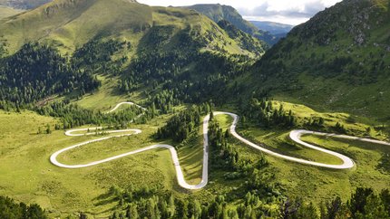 Mölltal – Großglockner – Nockalm © Land Kärnten - Großglockner Hochalpenstraßen AG Serpentinenstraße in grünen, bewaldeten Bergen bei Tageslicht