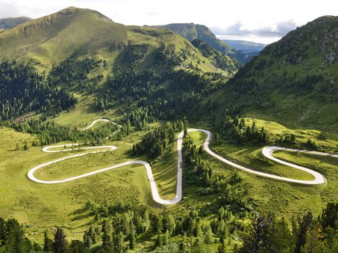 Mölltal – Großglockner – Nockalm © Land Kärnten - Großglockner Hochalpenstraßen AG Serpentinenstraße in grünen, bewaldeten Bergen bei Tageslicht