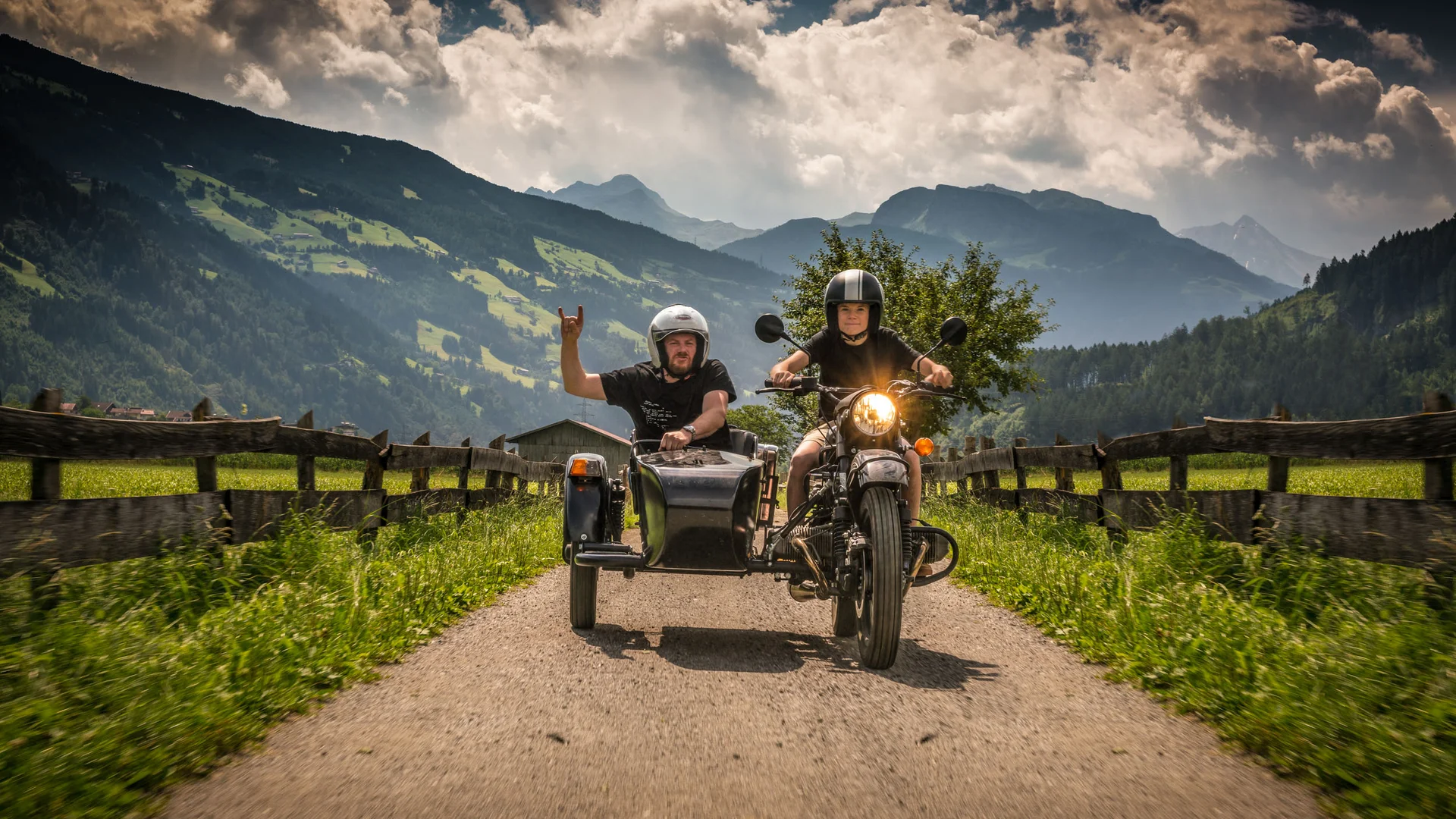 404 © Moppetfoto.de Zwei Personen auf Motorrad mit Beiwagen auf Landstraße in Berglandschaft