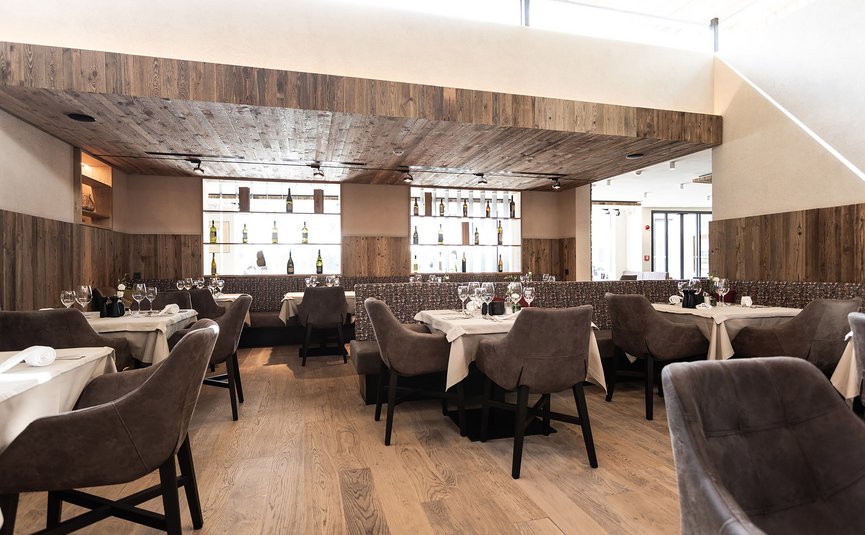 Motorrad- & Spa Hotel Traube Post am Reschensee **** © Theiner Karl-Heinz & Co KG Modernes Restaurant mit Holzboden und dekorierten Tischen